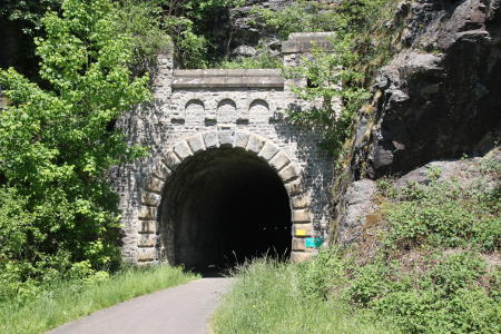 Ehemaliger Eisenbahntunnel bei Neuerburg (heute Radweg